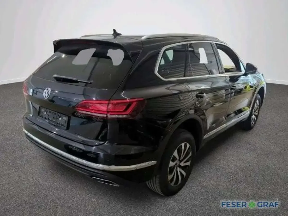 Gebraucht VW Touareg Elegance 231 PS (169 kW) 2019 Deep black perleffekt SUV