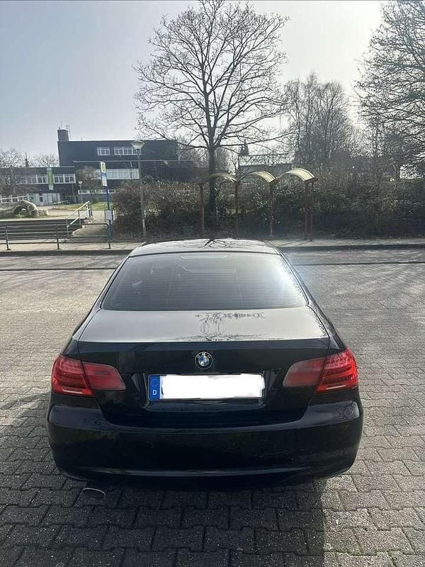 Gebraucht BMW 320 184 PS (135 kW) 2011 Schwarz Coupé