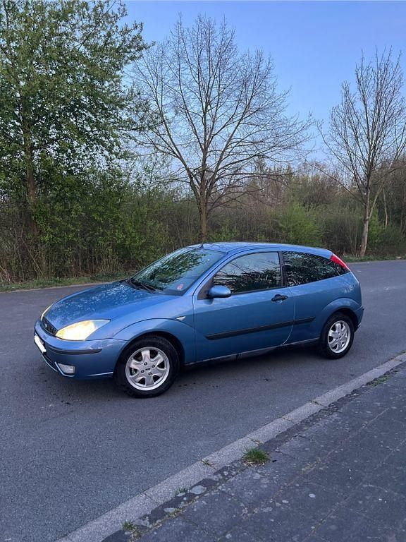 Blau Gebraucht 2002 Ford Focus Finesse Limousine | 900 € (Guter Preis) - Bild 1/4