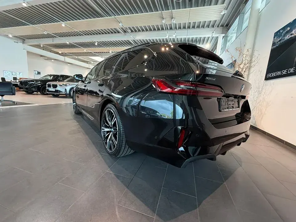 Neu BMW 550e Performance 489 PS (359 kW) 2026 Schwarz Kombi