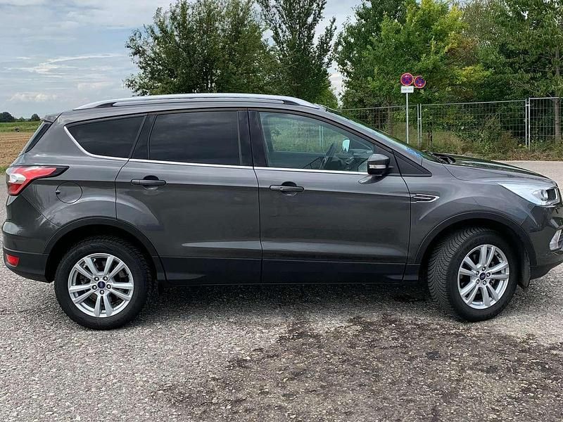 Grau Gebraucht 2019 Ford Kuga SUV | 16.250 € (Fairer Preis) - Bild 1/4