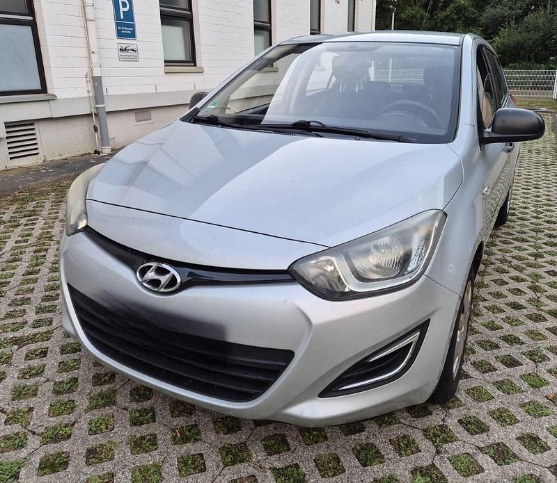 Silber Gebraucht 2014 Hyundai i20 Kleinwagen | 2.700 € (Superpreis) - Bild 1/4