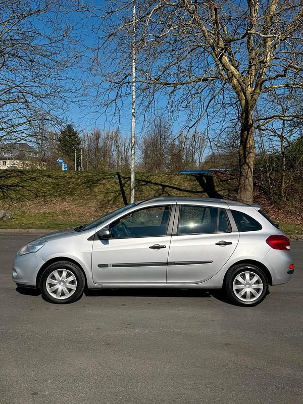 Gebraucht Renault Clio GrandTour 75 PS (55 kW) 2012 Silber Kombi