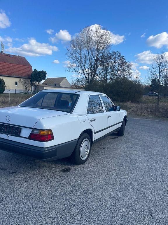 Gebraucht Mercedes 200 105 PS (77 kW) 1987 Weiß Limousine