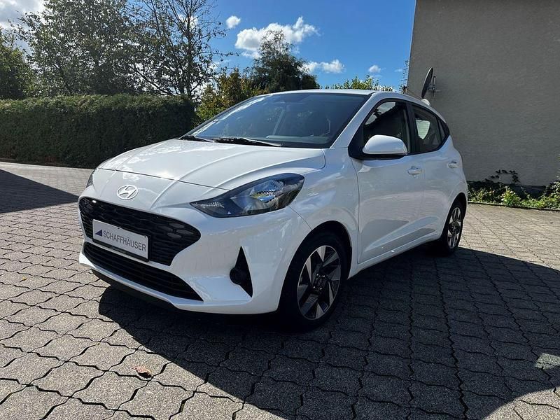 Weiß Gebraucht 2024 Hyundai i10 Trend Kleinwagen | 18.432 € (Fairer Preis) - Bild 1/4