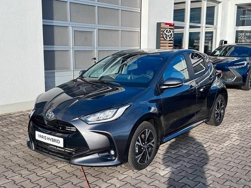 Grau Neu 2025 Toyota Yaris Hybrid Limousine | 27.490 € (Fairer Preis) - Bild 1/4