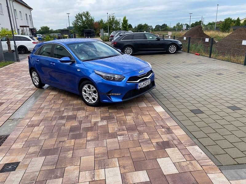 Blau Gebraucht 2021 Kia Ceed 4 Limousine | 24.000 € (Teuer) - Bild 1/4