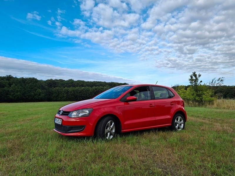 Rot Gebraucht 2011 VW Polo Trendline Limousine | 4.790 € (Fairer Preis) - Bild 1/4