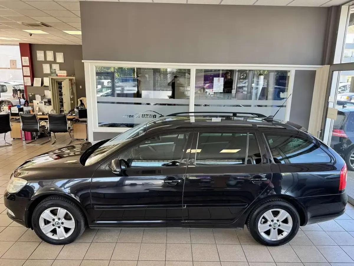 Gebraucht Skoda Octavia Ambition 105 PS (77 kW) 2010 Schwarz Kombi