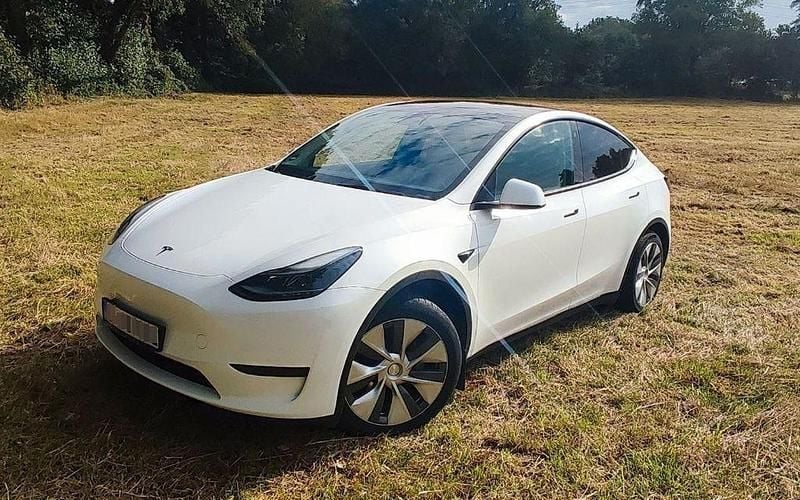 Weiß Gebraucht 2023 Tesla Model Y RWD SUV | 33.000 € (Guter Preis) - Bild 1/4