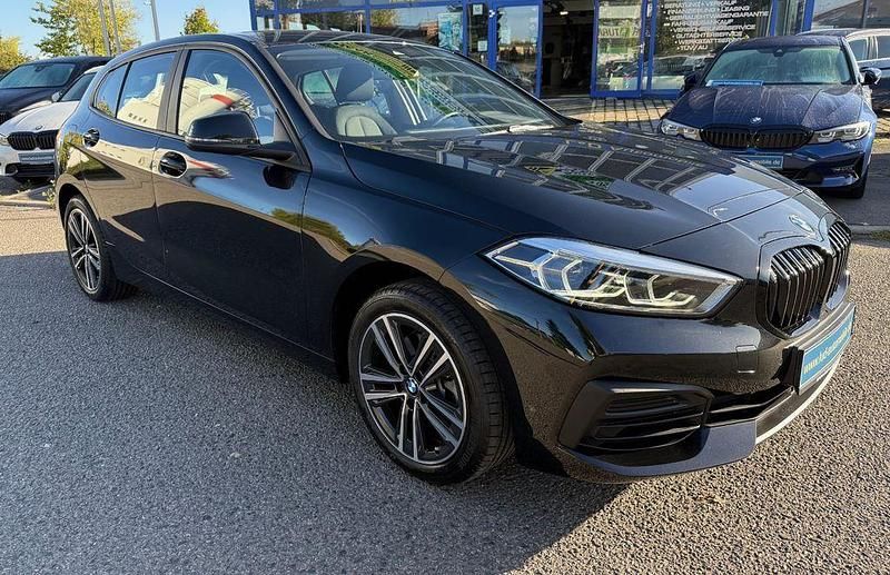 Schwarz Gebraucht 2022 BMW 118 Advantage Kleinwagen | 21.980 € (Fairer Preis) - Bild 1/4