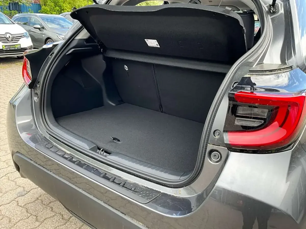 Neu Toyota Yaris 116 PS (85 kW) 2026 Marlingrau metallic Kleinwagen