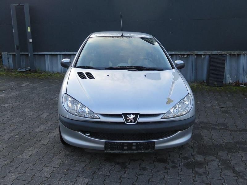 Gebraucht Peugeot 206 60 PS (44 kW) 2005 Silber Kleinwagen