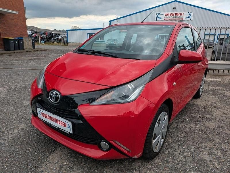 Rot Gebraucht 2015 Toyota Aygo X-play Kleinwagen | 5.500 € (Fairer Preis) - Bild 1/4