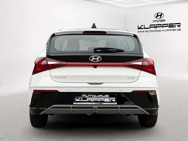 Neu Hyundai i20 Select 101 PS (74 kW) 2025 Atlas white / sol Limousine