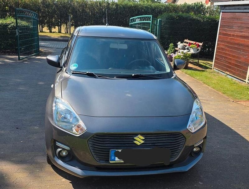 Silber Gebraucht 2018 Suzuki Swift Comfort Limousine | 12.600 € (Fairer Preis) - Bild 1/4