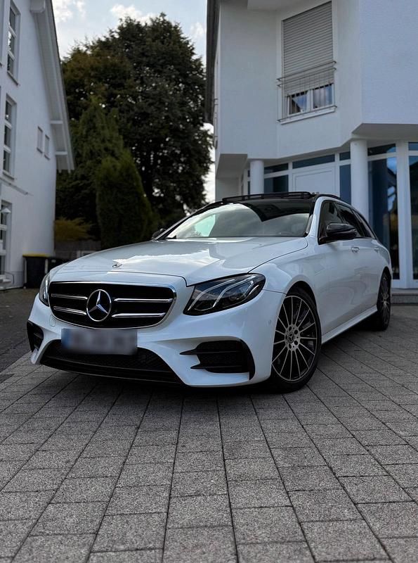 Weiß Gebraucht 2018 Mercedes E220 AMG Kombi | 25.500 € (Fairer Preis) - Bild 1/4
