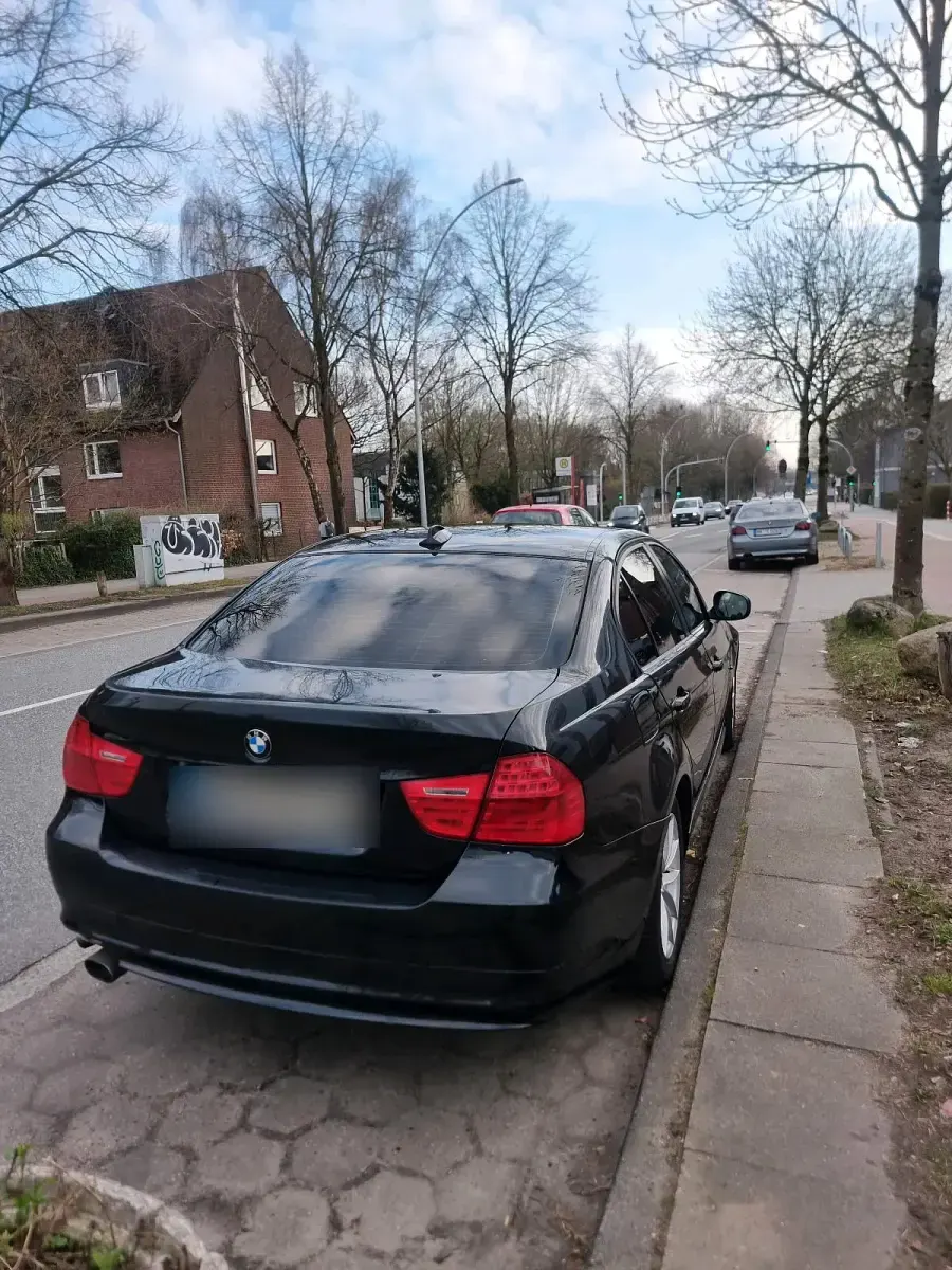 Gebraucht BMW 320 184 PS (135 kW) 2010 Schwarz Limousine