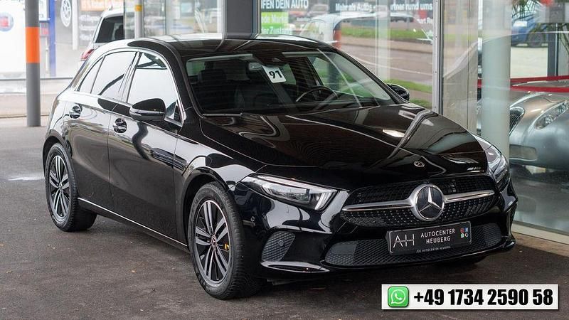 Kosmosschwarz lack Gebraucht 2021 Mercedes A250 Night Limousine | 27.990 € (Fairer Preis) - Bild 1/4