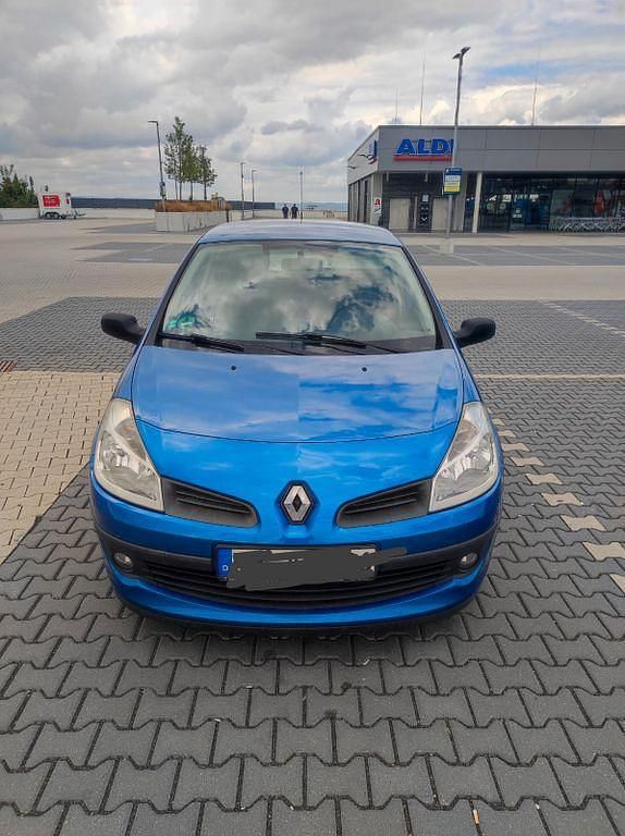 Blau Gebraucht 2005 Renault Clio II Dynamique Limousine | 600 € (Superpreis) - Bild 1/4