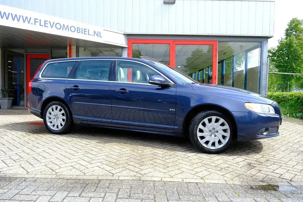 Używany Volvo V70 179 KM (131 kW) 2011 Niebieski Kombi