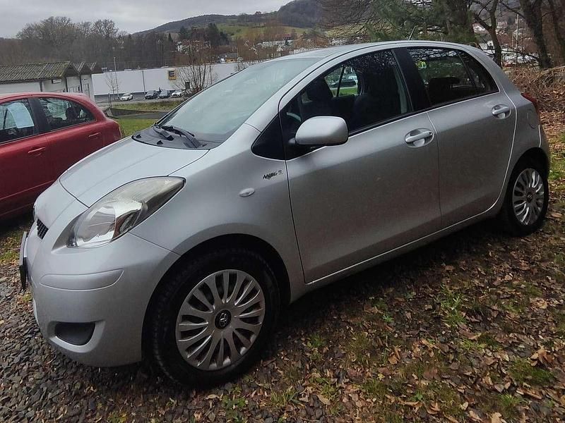 Gebraucht Toyota Yaris 69 PS (50 kW) 2011 Grau Kleinwagen