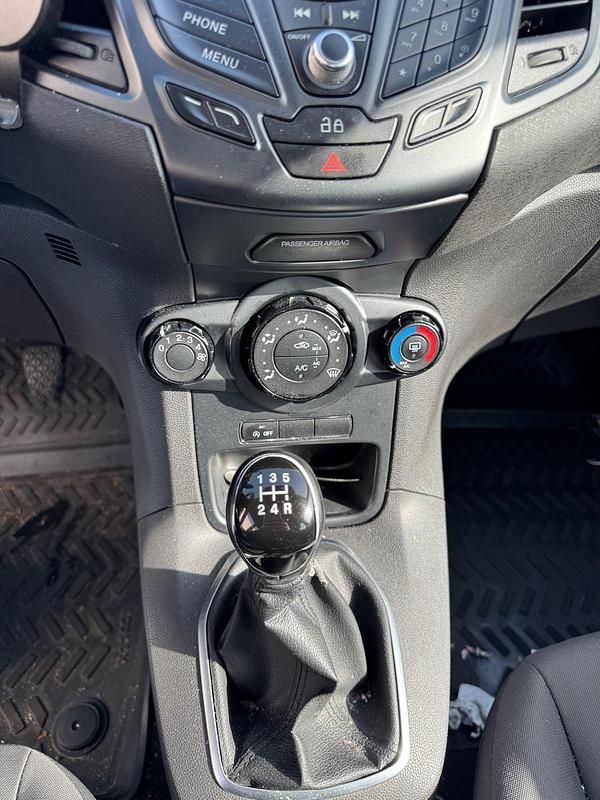 Gebraucht Ford Fiesta 90 PS (66 kW) 2014 Silber Kleinwagen