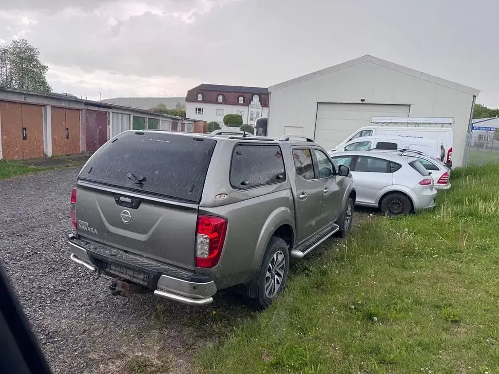 Gebraucht Nissan Navara Tekna 190 PS (139 kW) 2016 Grau Pickup