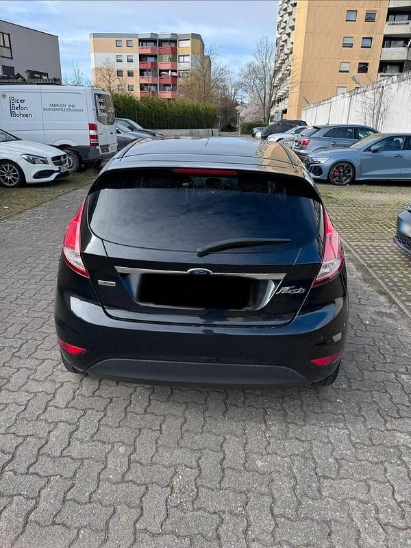Gebraucht Ford Fiesta 101 PS (74 kW) 2013 Schwarz Kleinwagen