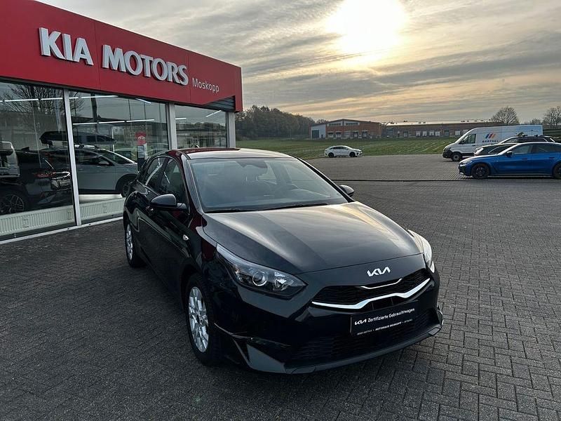 Gebraucht Kia Ceed Comfort 140 PS (102 kW) 2024 Schwarz Kleinwagen