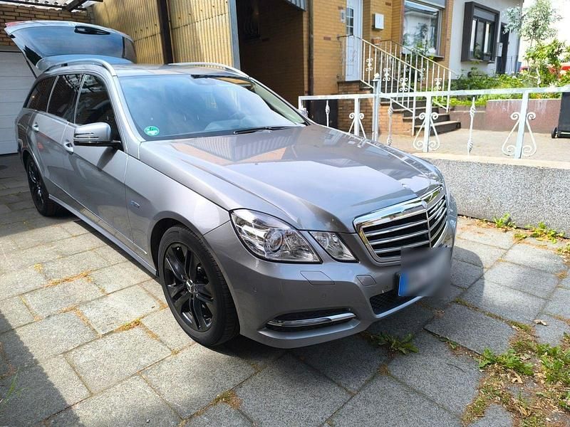 Grau Gebraucht 2010 Mercedes E250 Avantgarde Kombi | 13.999 € (Teuer) - Bild 1/4