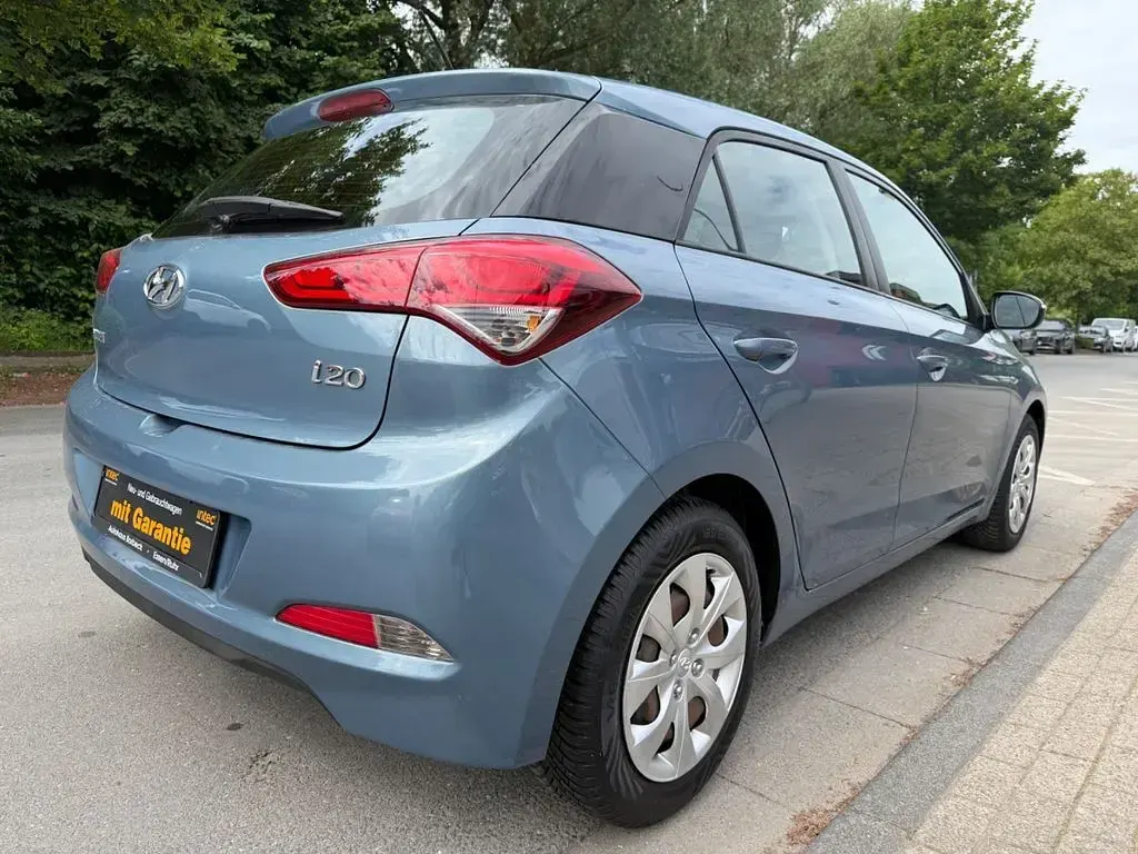 Gebraucht Hyundai i20 75 PS (55 kW) 2015 Blau Limousine