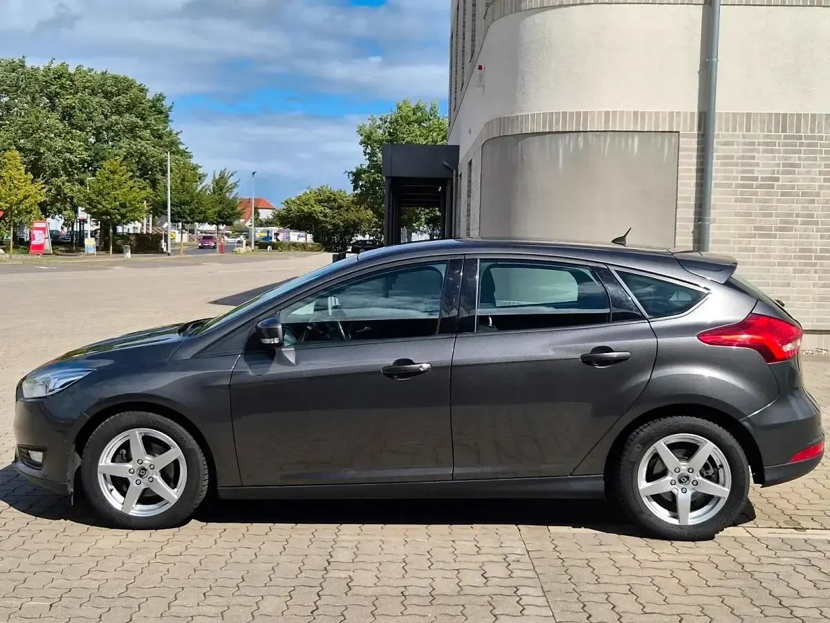 Gebraucht Ford Focus 101 PS (74 kW) 2016 Grau Limousine