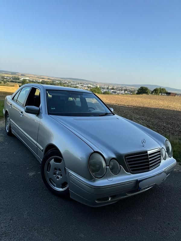 Second-hand Mercedes E270 169 CP (124 kW) 2001 Argintiu Berlinǎ