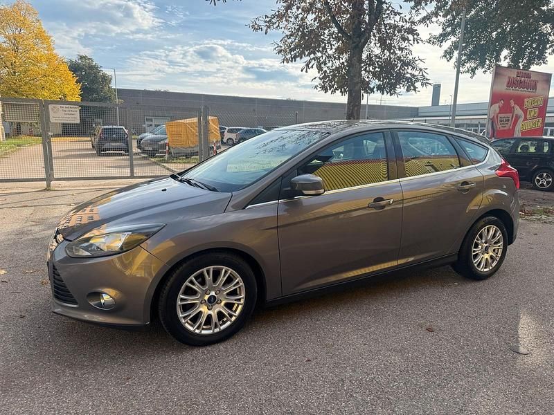 Braun Gebraucht 2011 Ford Focus Titanium Limousine | 3.900 € (Guter Preis) - Bild 1/4