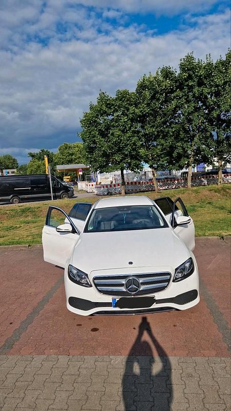 Weiß Gebraucht 2017 Mercedes E220 Kombi | 18.599 € (Guter Preis) - Bild 1/4