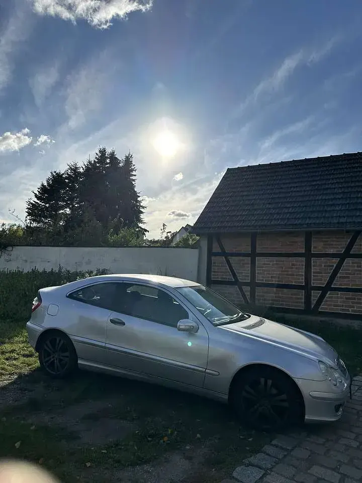 Gebraucht Mercedes C180 143 PS (105 kW) 2005 Silber Coupé
