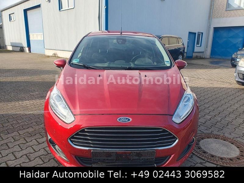 Gebraucht Ford Fiesta Titanium 95 PS (69 kW) 2016 Rot Limousine