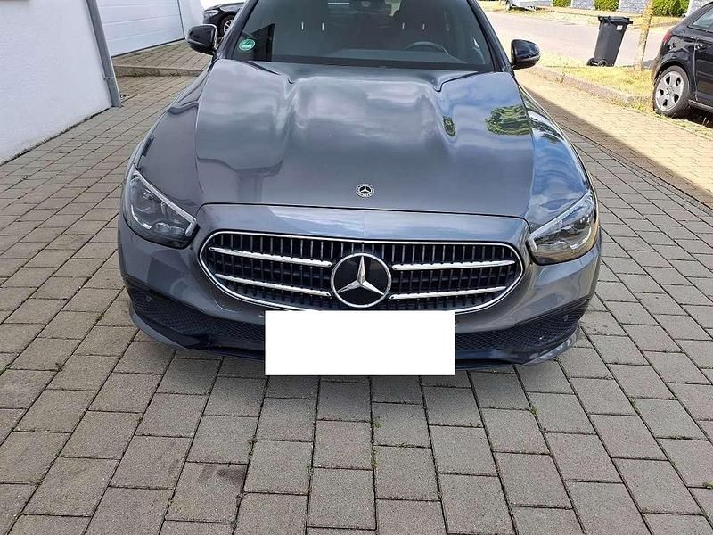 Grau Gebraucht 2020 Mercedes E220 Avantgarde Limousine | 32.900 € (Superpreis) - Bild 1/4