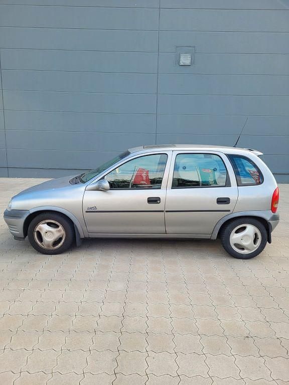 Grau Gebraucht 1996 Opel Corsa Limousine | 999 € (Fairer Preis) - Bild 1/4