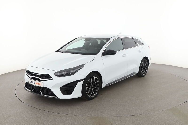Weiß Gebraucht 2021 Kia ProCeed GT-Line Kleinwagen | 21.950 € (Fairer Preis) - Bild 1/4