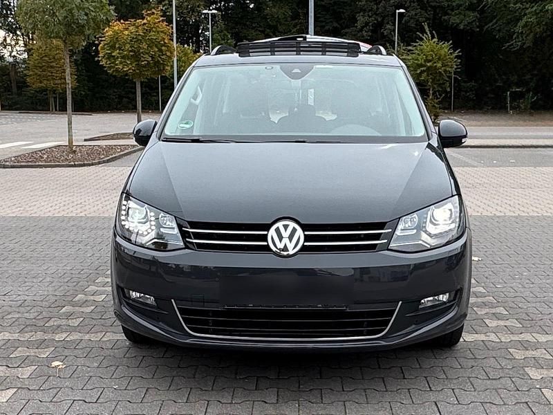 Grau Gebraucht 2019 VW Sharan Comfortline Van / Kleinbus | 33.499 € - Bild 1/4
