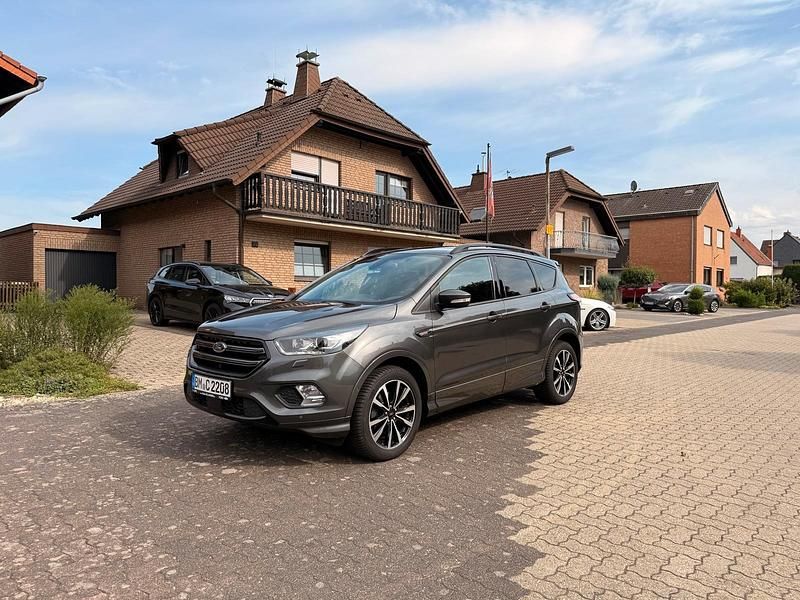 Grau Gebraucht 2018 Ford Kuga ST-Line SUV | 16.499 € (Fairer Preis) - Bild 1/4