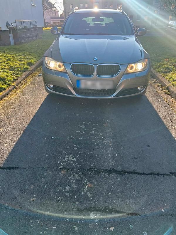Gebraucht BMW 318 146 PS (107 kW) 2009 Grau Kombi