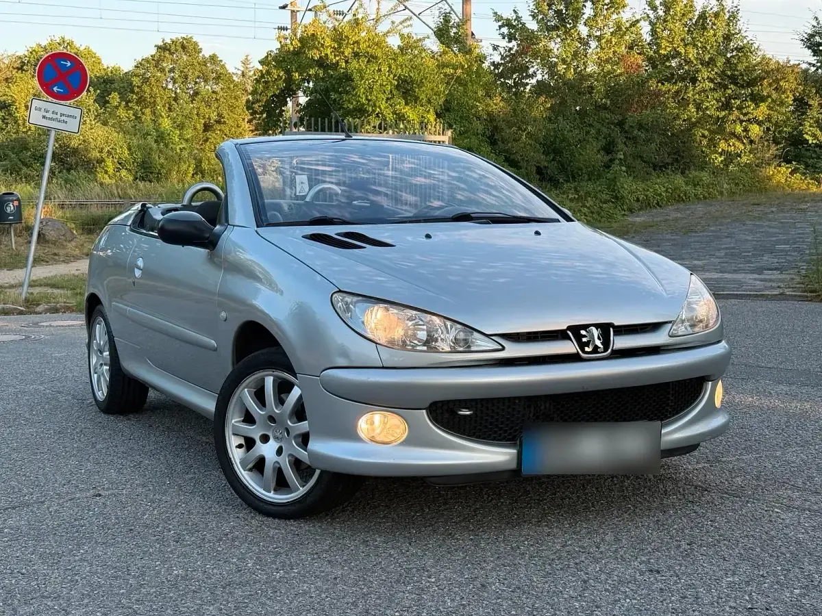Gebraucht Peugeot 206 CC 110 PS (80 kW) 2005 Silber Cabrio