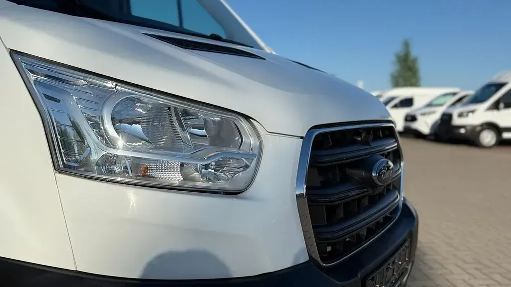 Gebraucht Ford Transit Trend 131 PS (96 kW) 2022 Weiß Van / Kleinbus