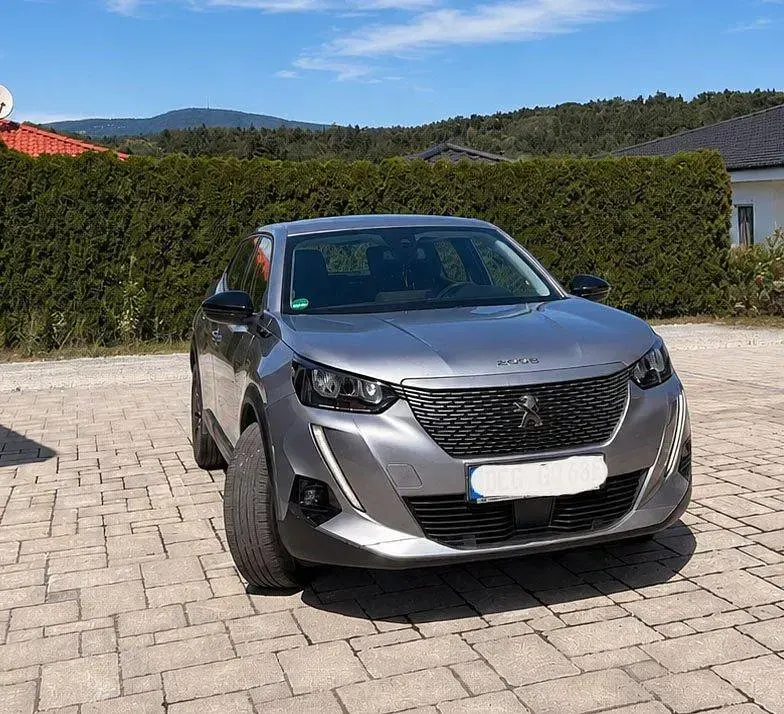 Gebraucht Peugeot e-2008 Active 100 kW (136 PS) 2022 Silber SUV