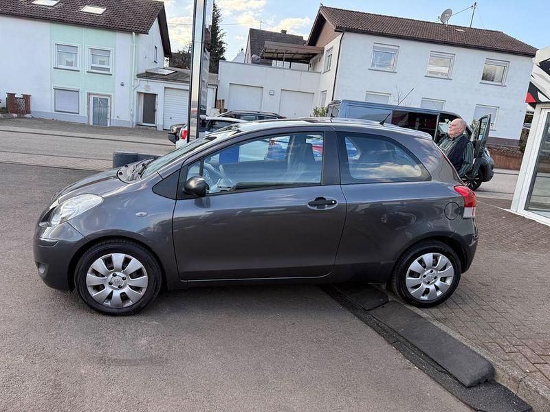 Gebraucht Toyota Yaris Cool 69 PS (50 kW) 2009 Grau Kleinwagen