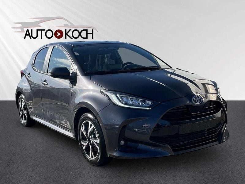 Grau Neu 2024 Toyota Yaris Hybrid Team Limousine | 23.990 € - Bild 1/4