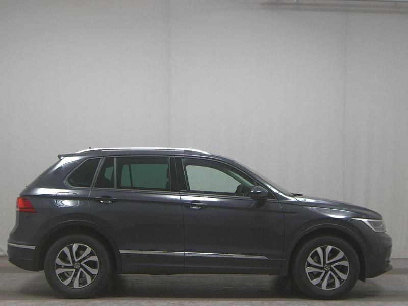 Grau Gebraucht 2022 VW Tiguan Active SUV | 18.950 € (Guter Preis) - Bild 1/4